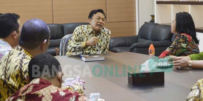 Bupati Sambari ketika audiensi dengan para notaris. foto: SYUHUD/ BANGSAONLINE