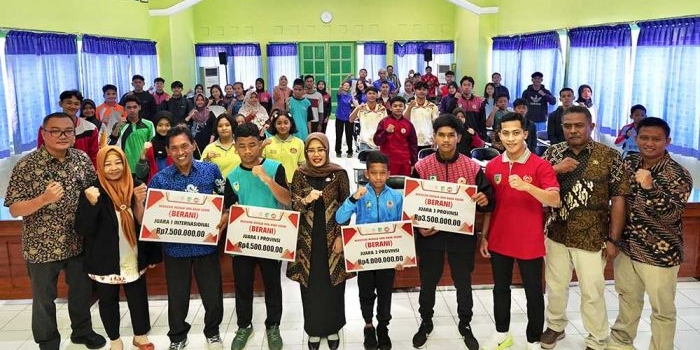 bupati-dhito-beri-beasiswa-puluhan-atlet-salah-satunya-sudah-tembus-asia
