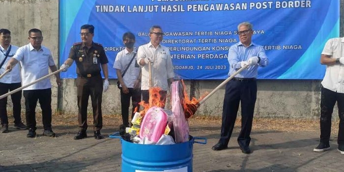 Menteri Perdagangan, Zulkifi Hasan saat musnahakan barang ilegal dari Korea Selatan di Kompleks pergudangan Surya Terang, Desa Tambaksawah, Kecamatan Waru, Sidoarjo, Senin (24/07/2023).