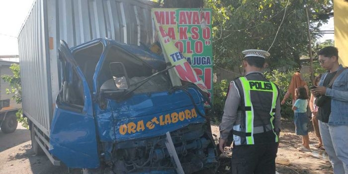 mobil-terpental-ke-median-jalan-3-kendaraan-tabrakan-beruntun-di-sidoarjo