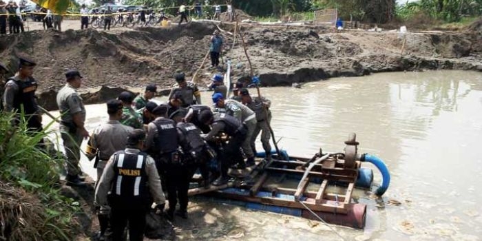 Penggerbekan galian C ilegal di Desa Bugasurkedaleman, Kecamatan Gudo, Kabupaten Jombang, Selasa (30/5/2017) lalu. foto: ROMZA/ BANGSAOLINE