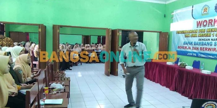 Para pelajar SMKN 1 Sooko, Mojokerto, saat memperhatikan pembekalan dari Bambang Sukaton dalam workshop pengembangan diri menuju dunia kerja. Foto: YUDI EKO PURNOMO/BANGSAONLINE