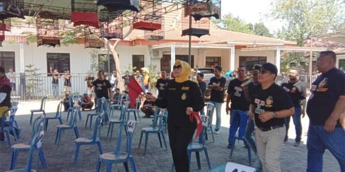 Ketua Granat Situbondo Yoyok Mulyadi dan Ketua DPD Granat Jatim saat memantau lomba burung berkicau.