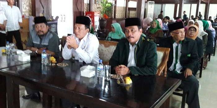 RAPATKAN BARISAN: Bupati Gresik Sambari HR bersama Wakil Ketua DPC PKB Gresik, Moh. Qosim saat pembukaan Muskercab II PKB. foto: syuhud/ BANGSAONLINE