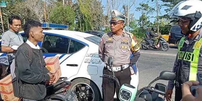 Pengguna sepeda listrik yang ditindak petugas dari Satlantas Polres Bangkalan.