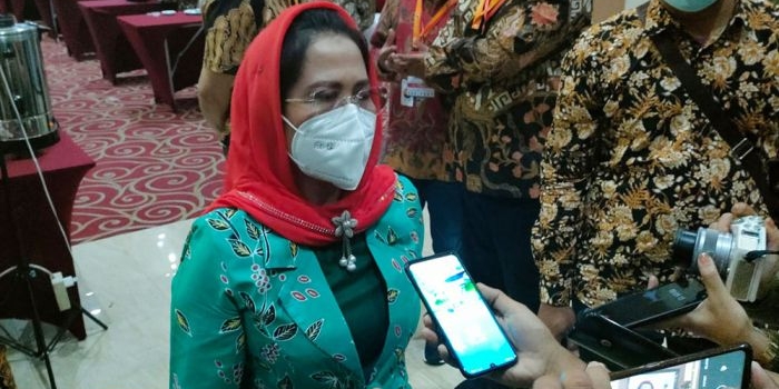 Dr. Sri Untari Bisowarno, Ketua Umum Dekopin memberi keterangan kepada wartawan usai pembukaan Rakernas Dekopin di Hotel Surabaya Suite. foto: DIDI ROSADI/ BANGSAONLINE