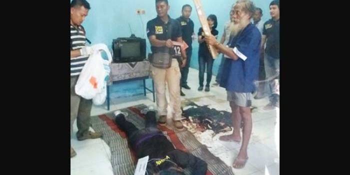 Pelaku memeragakan saat dia hendak menggancu korban. foto: BANGSAONLINE