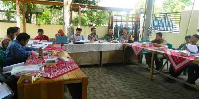 BAHAS – Rakor Rakor Pendaftaran Cabup-Cawabup di halaman kantor KPUD Ngawi, Kamis (23/7). foto: zainal abidin/BANGSAONLINE