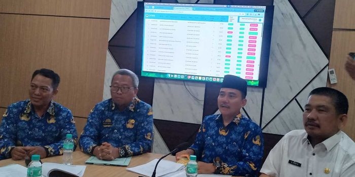 Kepala Dispendik Gresik (dua dari kanan), didampingi jajaran pejabat dalam OPD terkait ketika memberikan penjelasan soal video viral SPMB jalur prestasi.