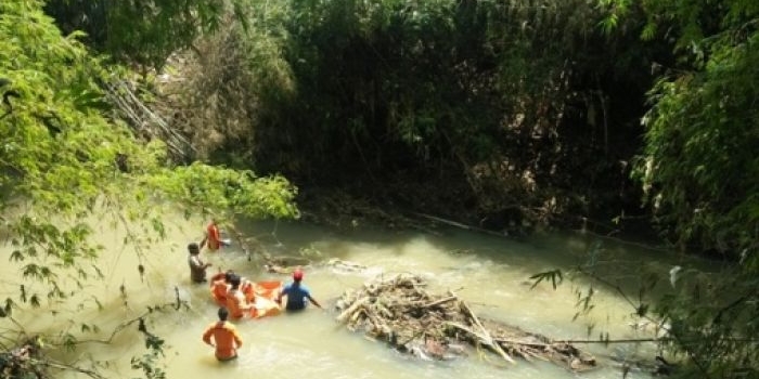 Evakuasi mayat tanpa identitas di sungai Betek, Mojoagung. foto: RONY S/ BANGSAONLINE