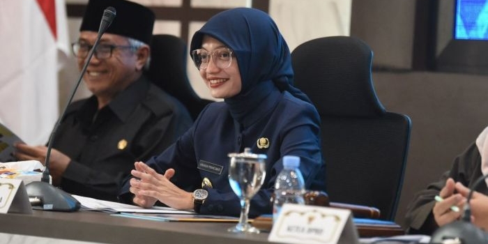 Wali Kota Kediri Vinanda Prameswati (tengah) bersama Wawali Gus Qowim (Ist).