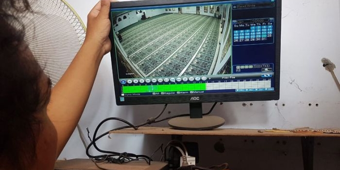 Rekaman CCTV saat pencuri kotak amal beraksi di masjid Al Hidayah di Jalan Basuki Rahmad, Kota Probolinggo.