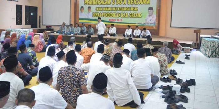 Wabup Moh. Qosim saat memberikan pembekalan para Calhaj. foto: SYUHUD/ BANGSAONLINE