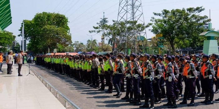 Kapolresta Sidoarjo Kombes Pol. Zain Dwi Nugroho saat memimpin apel pengamanan.