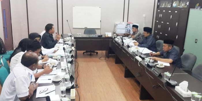 Rapat kerja antara Komisi II DPRD dengan PDAM Pasuruan, Rabu (14/11) kemarin.