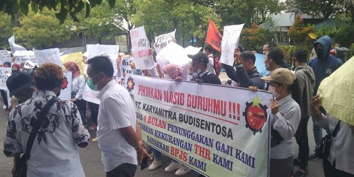 Demo para pekerja PT PT. Karya Mitra Budi Sentosa di gedung DPRD Kabupaten Ngawi, Rabu (16/11/2022)