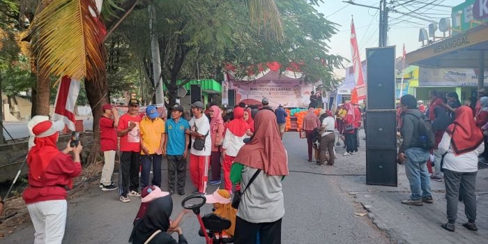 Suasana jalan sehat HUT ke-10 BANGSAONLINE.com di Jalan Cipta Menanggal Utara.