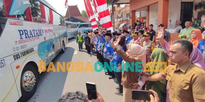 Bupati Mojokerto, Ikfina Fahmawati, saat melepas keberangkatan jamaah calon haji. Foto: YUDI EKO PURNOMO/BANGSAONLINE
