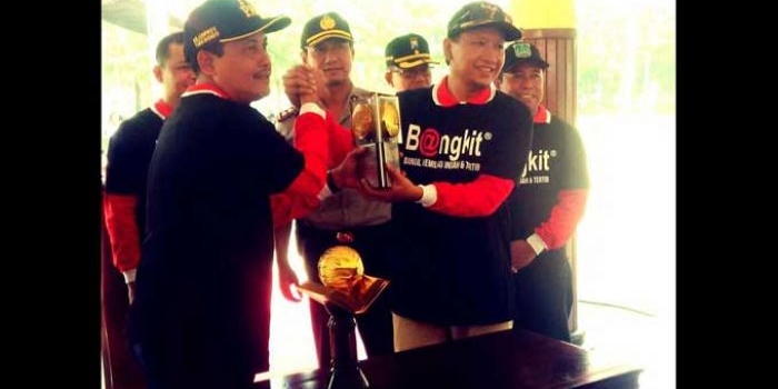 Bupati Pasuruan saat berpose dengan Kepala BLH sambil memamerkan piala Adipura.