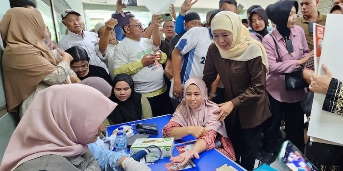 Khofifah saat menggelar pemeriksaan kesehatan gratis di PGS. Foto: Devi Fitri Afriyanti/BANGSAONLINE