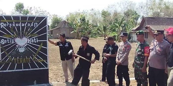 Salah satu tugu silat yang berada di wilayah Ngawi yang telah dihancurkan oleh perguruan silat.