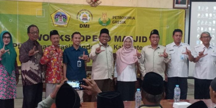 Ketua DMI Gresik bersama Kepala DLH Gresik, dan sejumlah pemateri workshop.