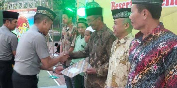 Kapolres AKBP Ahmad Yusep Gunawan membagikan santunan kepada anak yatim saat buka puasa bersama. Foto: dendi martoni/BANGSAONLINE