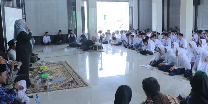 Plt Bupati Gresik Aminatun Habibah saat memberikan arahan kepada para santri. Foto: Ist.