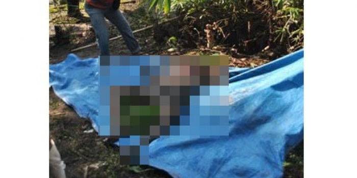 Mayat Rebo saat hendak dievakuasi petugas Puskesmas dan Polisi. foto: dito/BANGSAONLINE