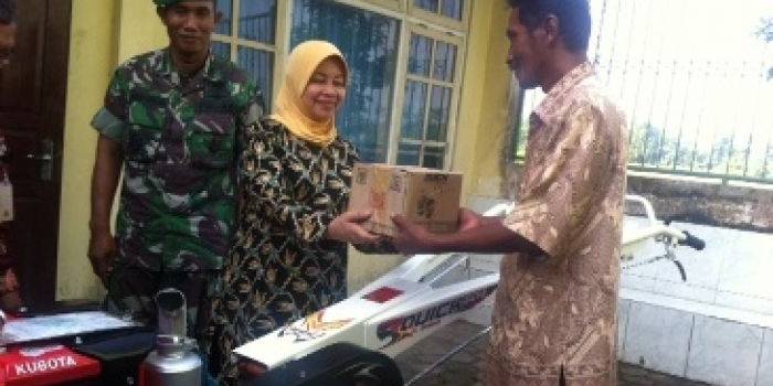 Bupati Kediri Haryanti Sutrisno saat menyerahkan bantuan hand tractor kepada petani guna mewujudkan swasembada pangan. (Arif Kurniawan/BANGSAONLINE)