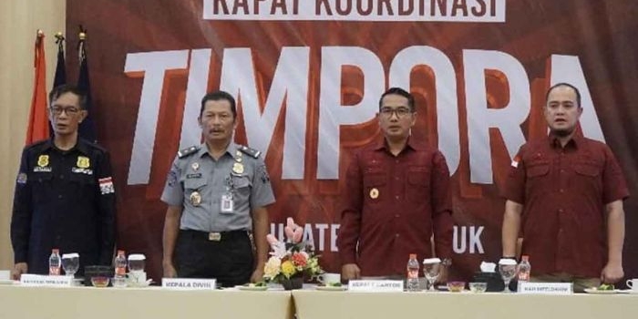 Kadiv Keimigrasian Kanwil Kemenkumham Jatim, Herdaus (dua dari kiri), dan Kepala Kantor Imigrasi Kelas II Non TPI Kediri, Denny Irawan (tiga dari kiri). Foto: Ist