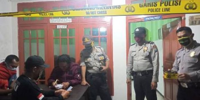 Petugas kepolisian sudah berada di lokasi untuk melakukan olah TKP. Polisi sudah memasang police line.  