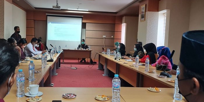 Suasana FGD penyusunan aturan pencegahan kasus pelecehan dan kekerasan seksual di lingkungan Universitas Trunojoyo Madura. 