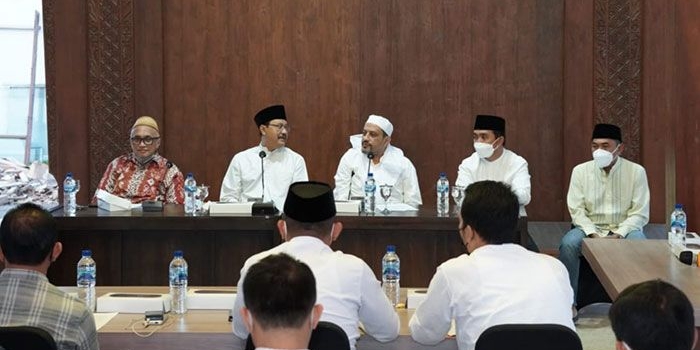 Wali Kota Pasuruan, Saifullah Yusuf, bersama pimpinan Majelis Ulama Indonesia saat rapat koordinasi menyambut Bulan Suci Ramadan 1443 H.