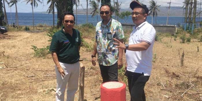 Manajer Unit Proyek Jaringan II JBTB I, Indra Yoga Suharto (tengah) bersama Deputy Manager Komunikasi dan Bina Program PT PLN Distribusi Jatim Pinto Raharjo (kiri) dan Sub Bidang Hukum & Komunikasi PLN UIP JBTB I Wahyu Supriadi (kanan) meninjau Lahan di Watudodol. 