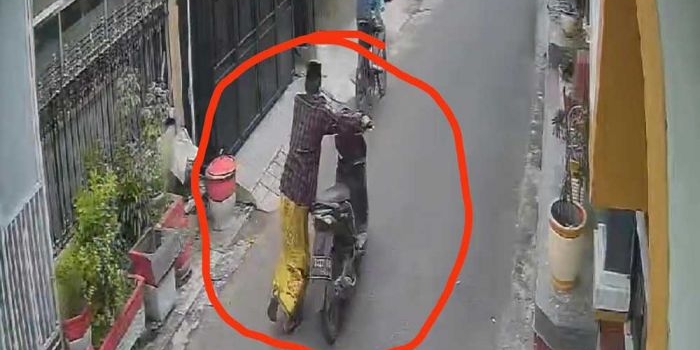 Tangkapan layar rekaman CCTV yang menunjukkan detik-detik pelaku AR hendak membawa kabur motor hasil curiannya.