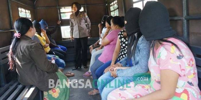 PSK dikirim ke ke panti rehabilitasi sosial tuna susila di Kediri untuk mendapatkan pembinaan. foto: RONY S/ BANGSAONLINE