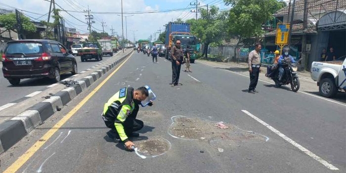 Petugas saat melakukan olah TKP kecelakaan di Jalan Raya Gilang, Sidoarjo.