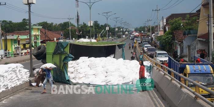 Muatan tepung bahan roti sebanyak 10 ton tumpah dari gandengan dan menutup jalur flyover Peterongan dari arah Surabaya – Madiun. foto: RONY S/ BANGSAONLINE