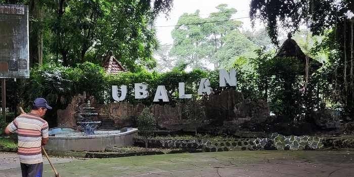 Agus, salah satu karyawan bagian kebersihan tempat Wisata Sumber Ubalan saat sedang menyapu. Foto: MUJI HARJITA/ BANGSAONLINE