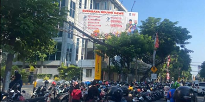 Cuaca panas terik di siang hari Kota Surabaya. Foto: Novandryo/BANGSAONLINE
