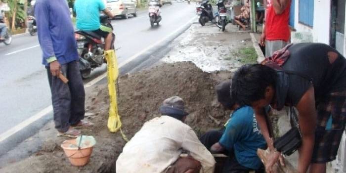 ?Pekerja sedang melakukan kegiatan penggalian untuk serat optik. Usai bekerja, lubang tak ditutupi. Awas keblegong! Foto:daryanto/BangsaOnline