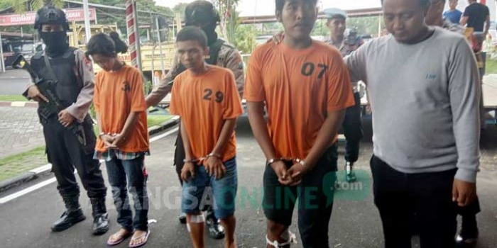 Ketiga pelaku usai ditangkap. foto: SOFFAN/ BANGSAONLINE