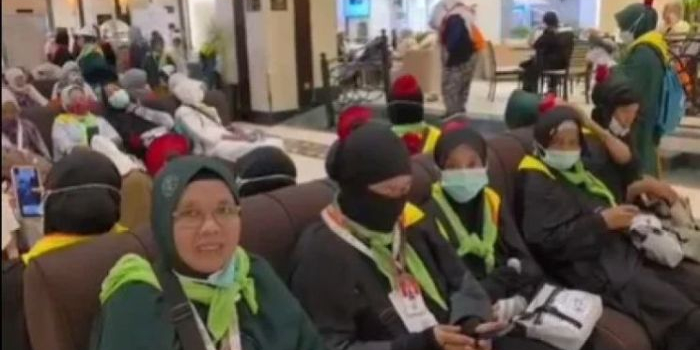 ​mawar-merah-pada-kerudung-jadi-penanda-unik-jemaah-haji-asal-lamongan-di-madinah