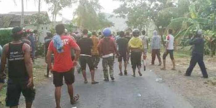 RICUH: Ratusan warga menyerbu lokasi infrastruktur tambang emas Tumpang Pitu milik PT Bumi Suksesindo (BSI) di Kecamatan Pesanggaran, Banyuwangi, Rabu (25/11). foto: detik