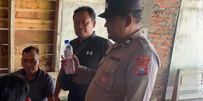 Anggota Polsek Karangjati saat menggerebek lokasi yang akan digelarnya pesta miras.