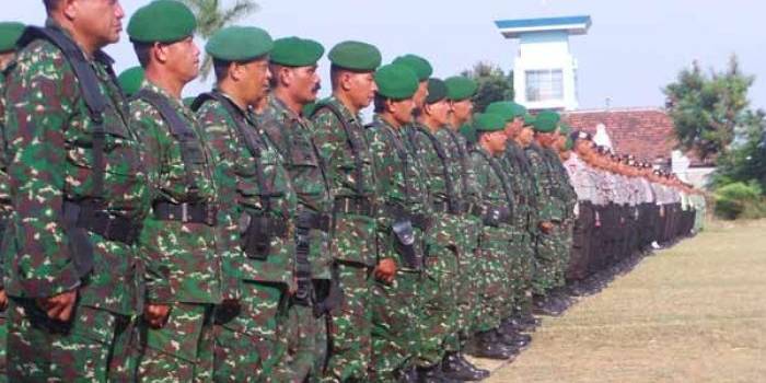 Petugas gabungan dari TNI, Polri dan Linmas saat apel gelar pasukan, kemarin. foto: feri/BANGSAONLINE