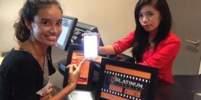 Salah satu pelanggan Bioskop Platinium Cineplex Sidoarjo yang sudah menjadi anggota dan mendownload aplikasi Platinum Cineplex, Senin (16/3).