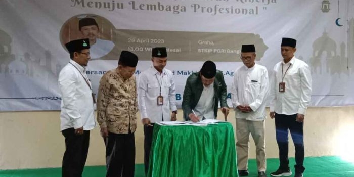 Sejumlah pihak dari STKIP PGRI Bangkalan dan PCNU setempat saat menandatangani MoU terkait jalur khusus untuk Nahdliyin.