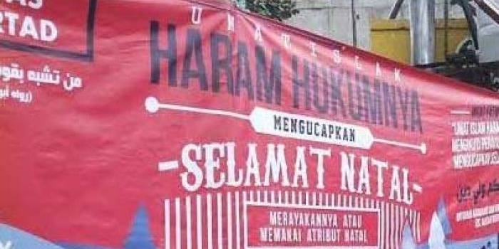 Inilah spanduk dari Takmir Masjid Umar Bin Khatab yang melarang mengucapkan selamat natal. foto: suryamalang